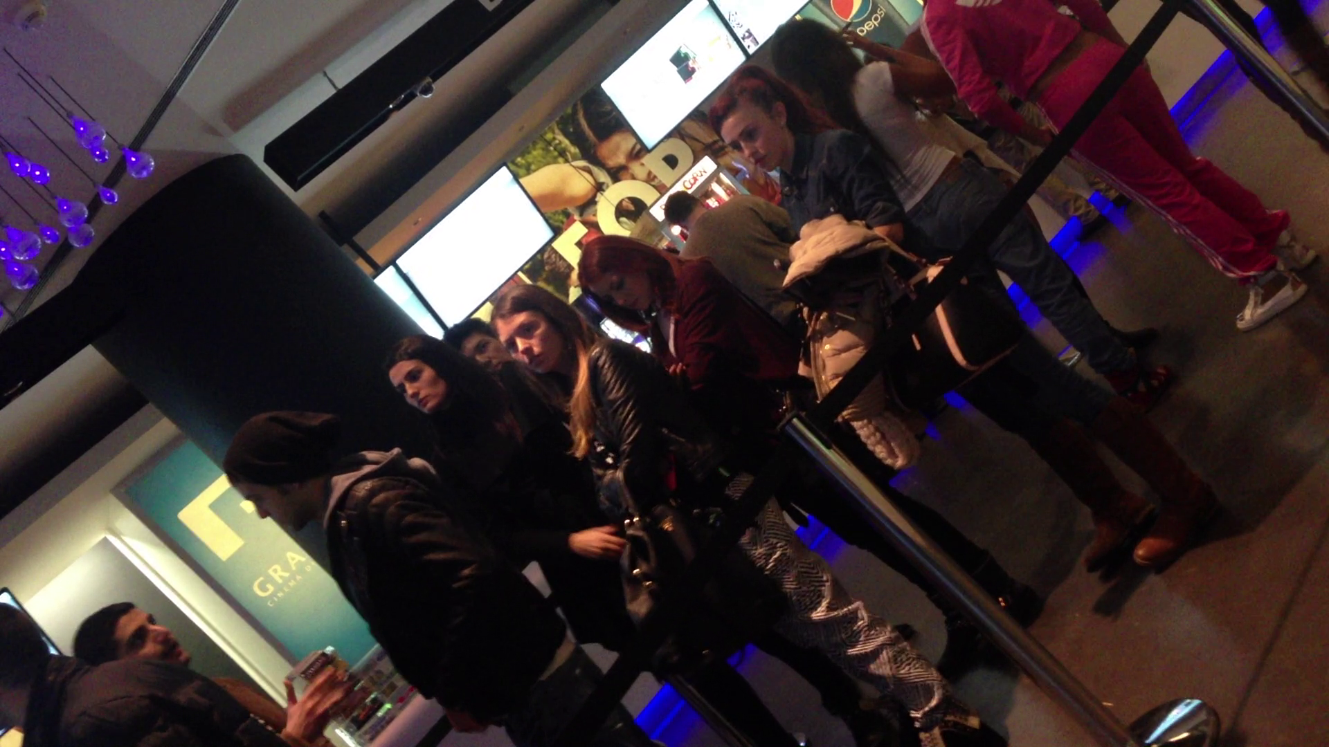 Elena Gheorghe, sotul, sora si inca doua prietene au iesit zilele trecute la film