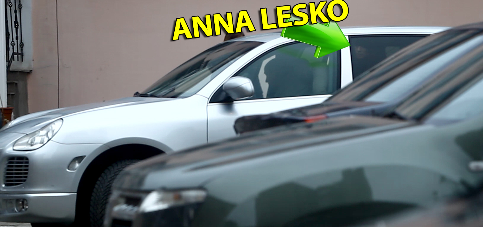 Anna are acum sofer si circula numai pe bancheta din spate