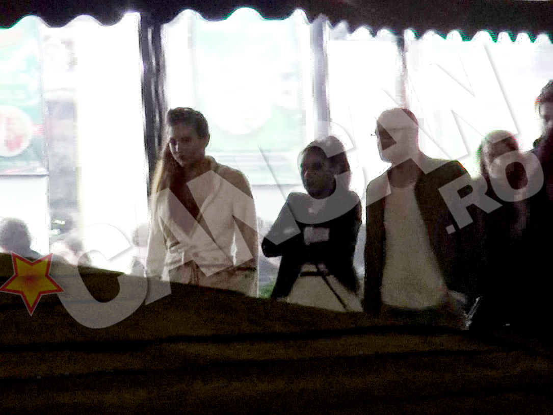 Zilele trecute, in jurul orei 5 de dimineata, cei doi impreuna cu inca o prietena au pus punct distractiei din Centrul Vechi