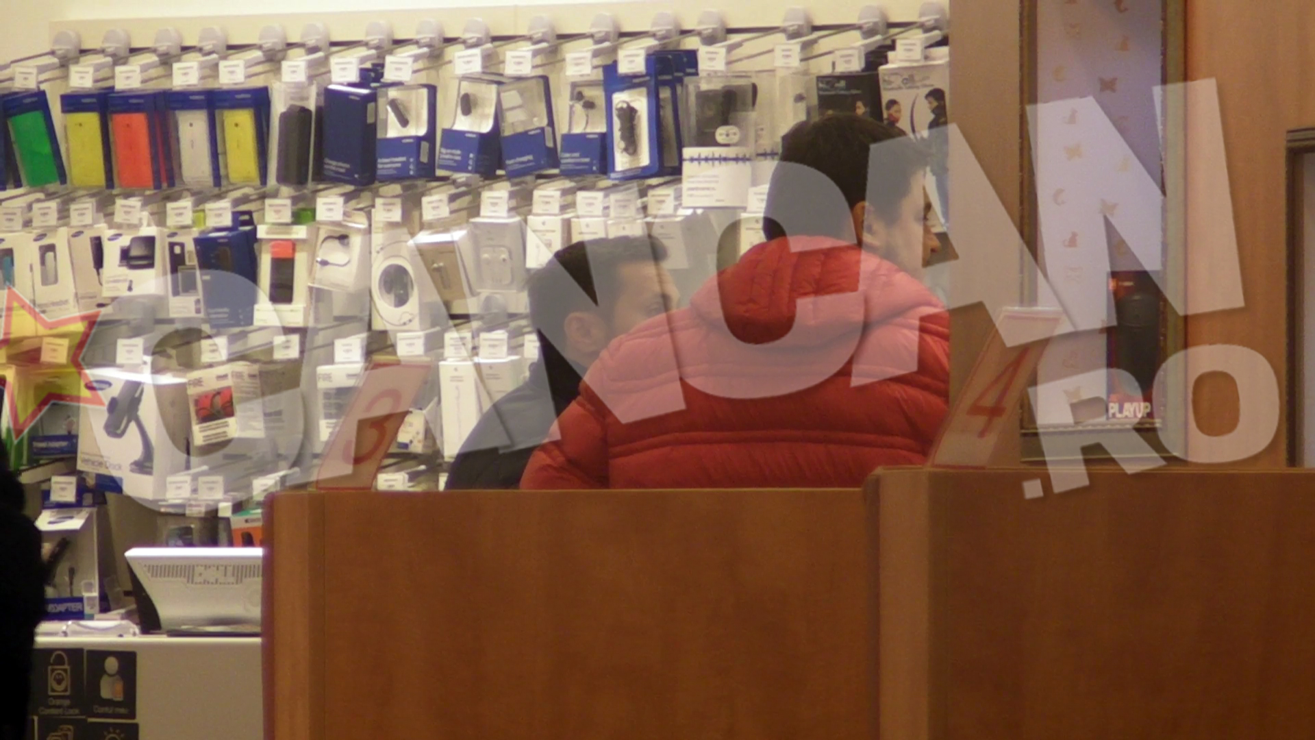 Bobonete si Dani Otil s-au uitat zeci de minute la gadgeturile de la oferta