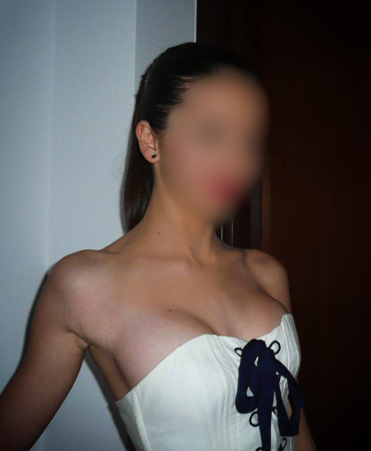 Fiica lui MM Stoica e mandra de bustul sau si imbraca des rochii decoltate