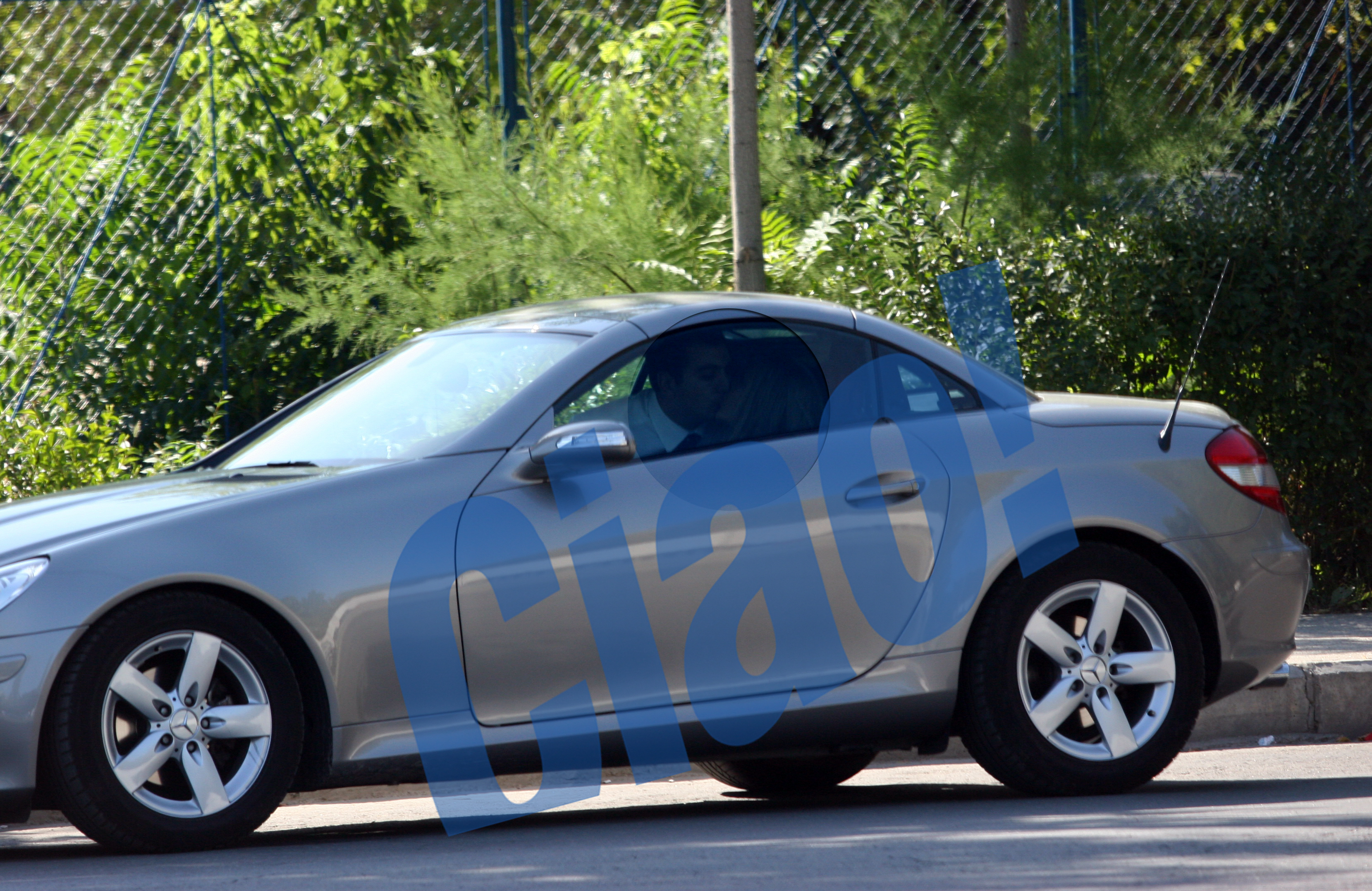 Septembrie 2006 - Romanita, insarcinata in opt luni cu Adrian Iovan, si Radu Popa, au fost fotografiati in timpul unui sarut fierbinte, in masina