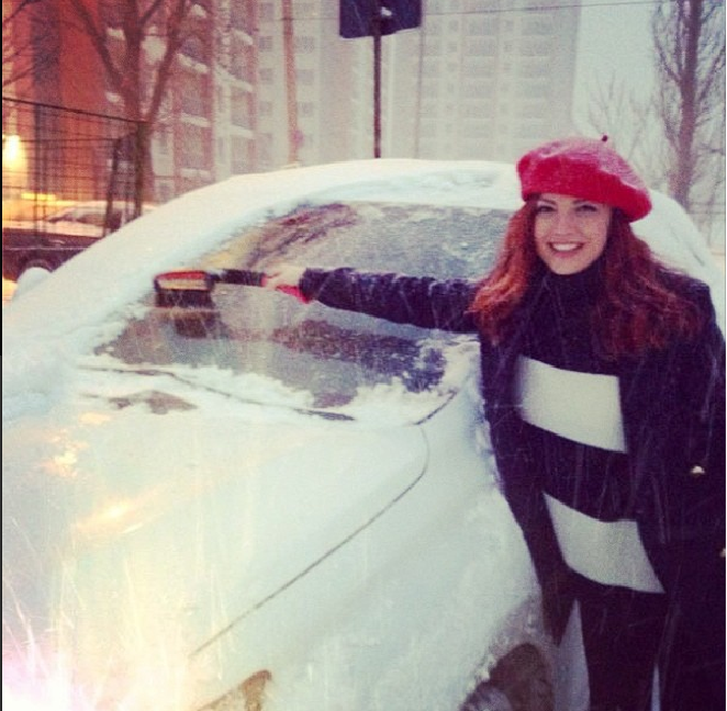 Elena Gheorghe, echipata cu racleta, gata sa isi curete masina de zapada