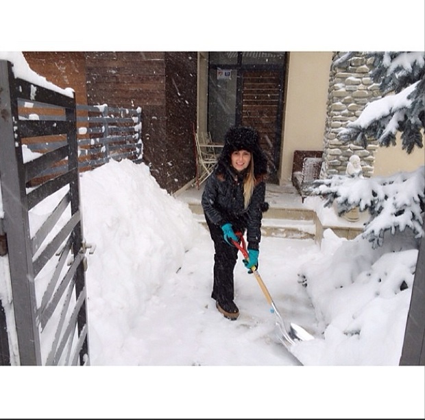 Andreea Banica, echipata pentru a curata zapada din curte