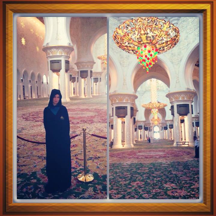 Nicoleta Luciu s-a fotografiat intr-o moschee din Dubai