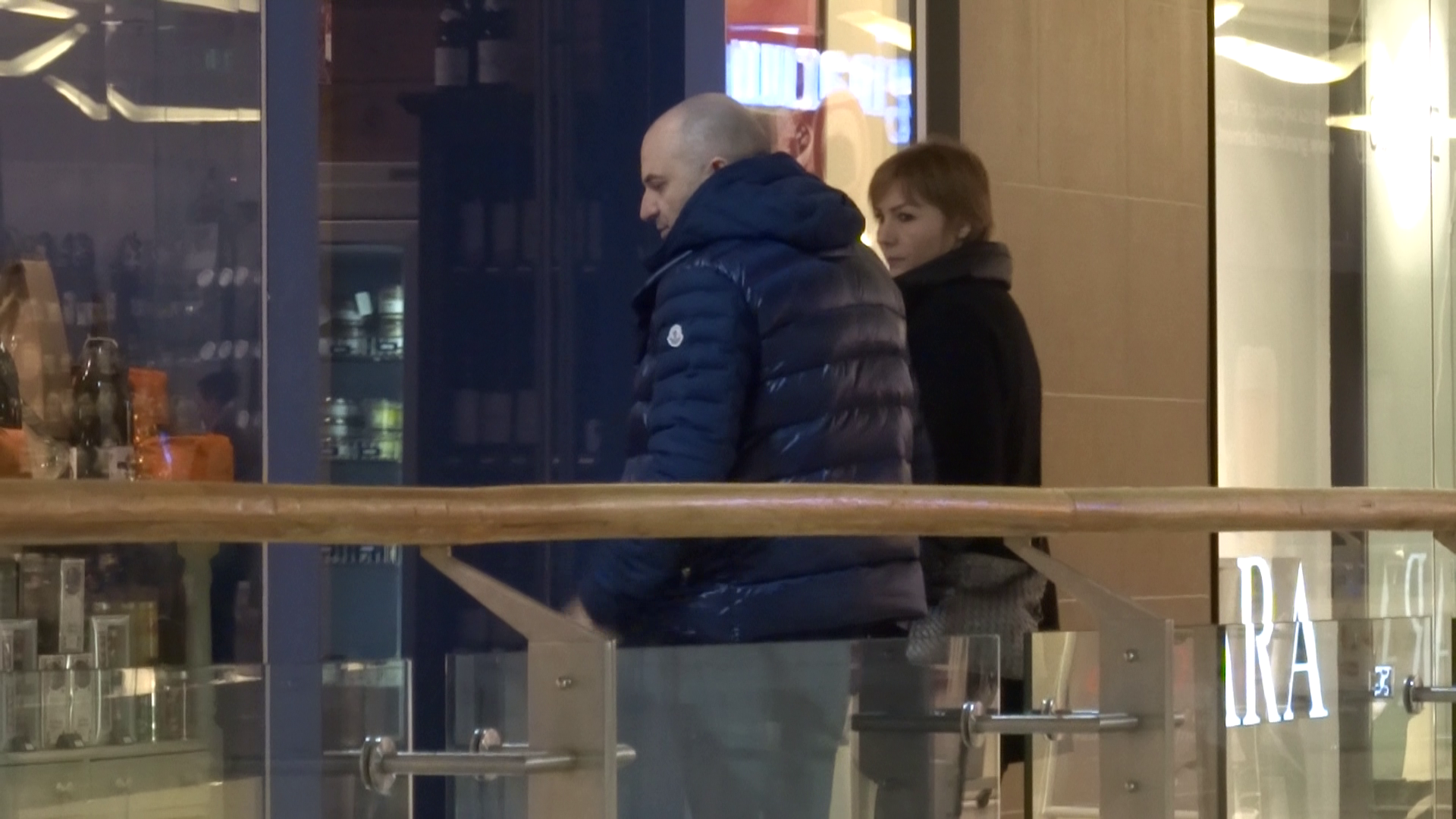 Dan a asteptat-o pe partenera lui sa vina de la toaleta