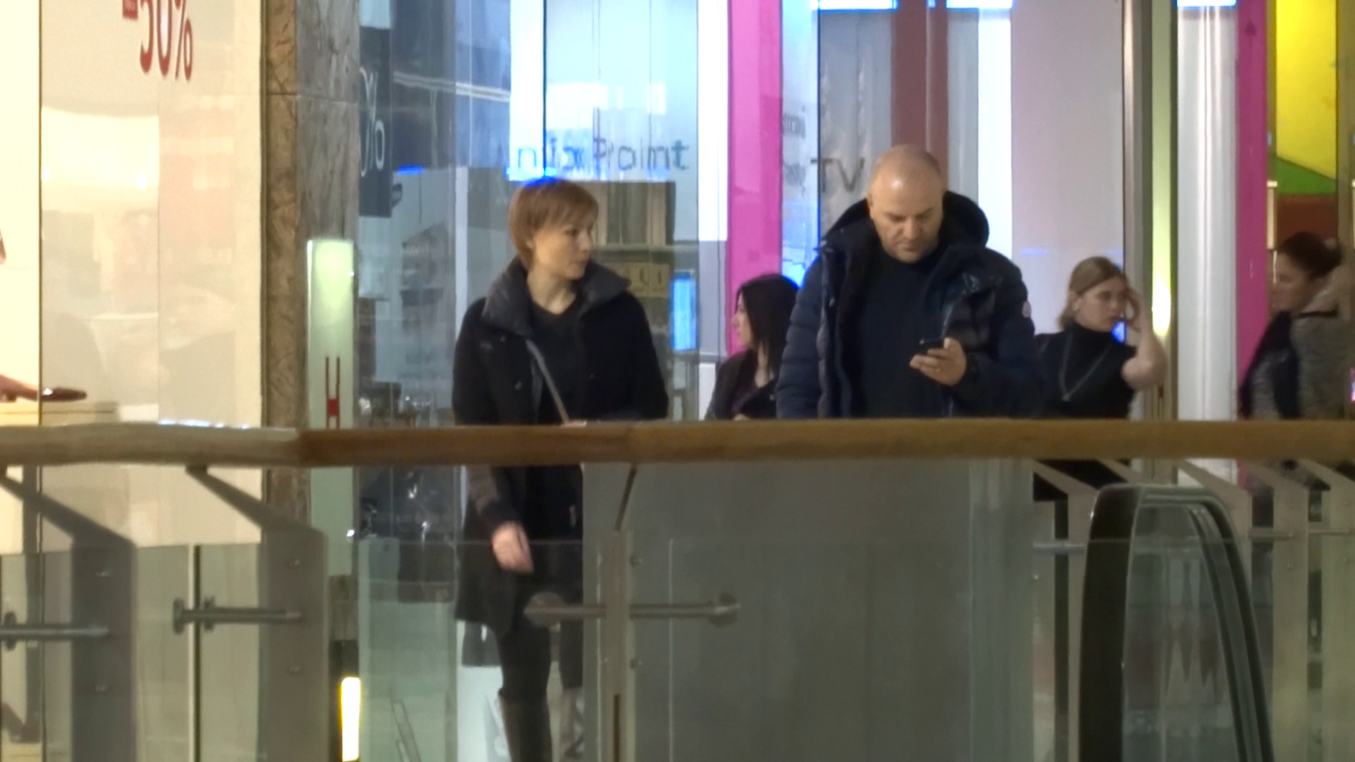 Monica nu pare deloc atenta la sotul ei