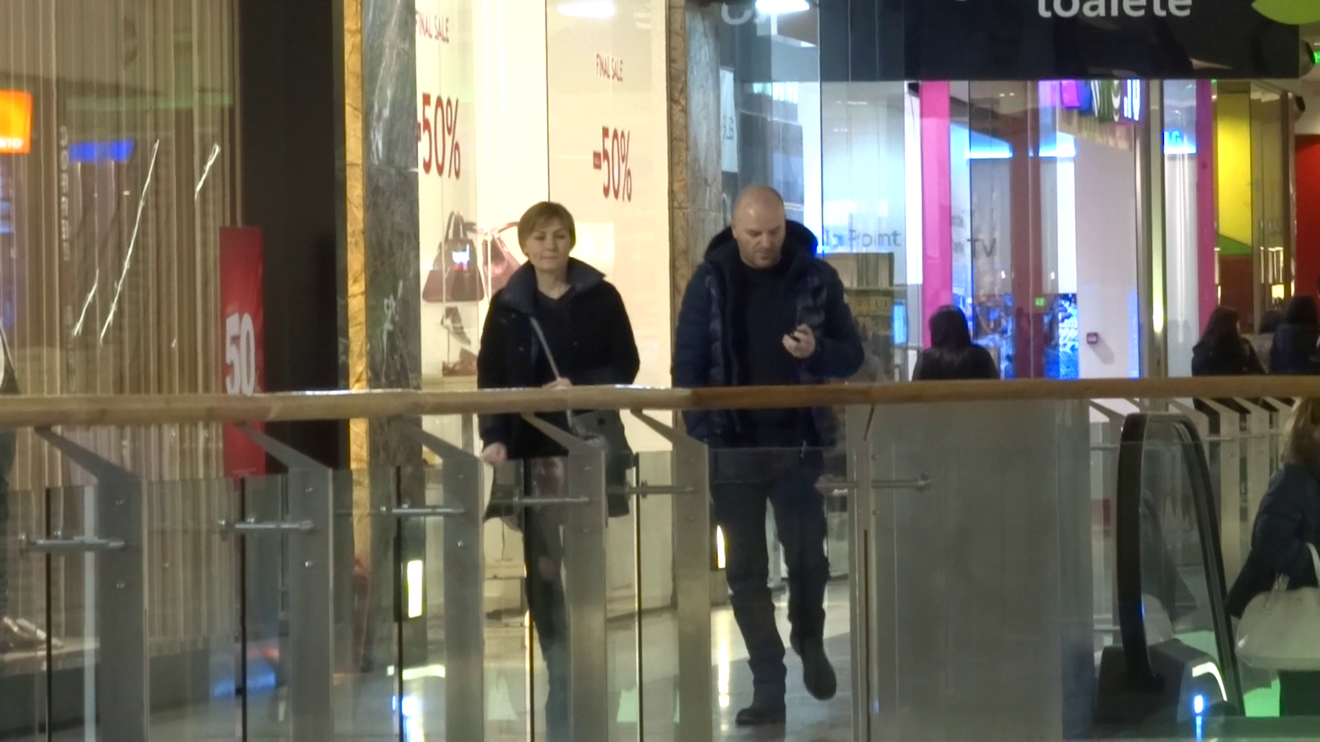 Cei doi au mers impreuna la cumparaturi insa s-au uitat separat