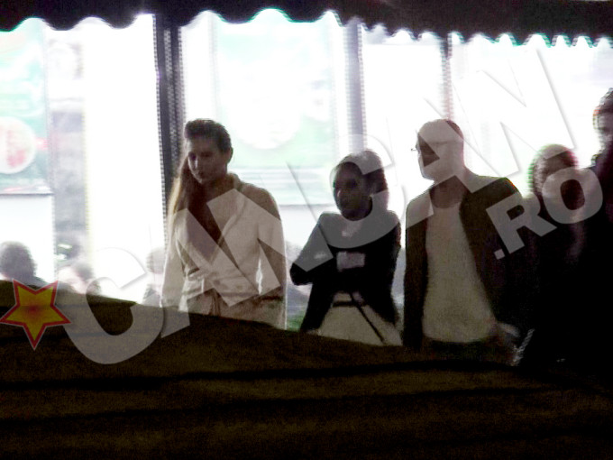 Zilele trecute, in jurul orei 5 de dimineata, cei doi impreuna cu inca o prietena au pus punct distractiei din Centrul Vechi