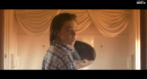 Fiul lui Stefan Banica jr si-a facut debutul anul trecut, in videoclipul acestuia sursa: MediaPro Music