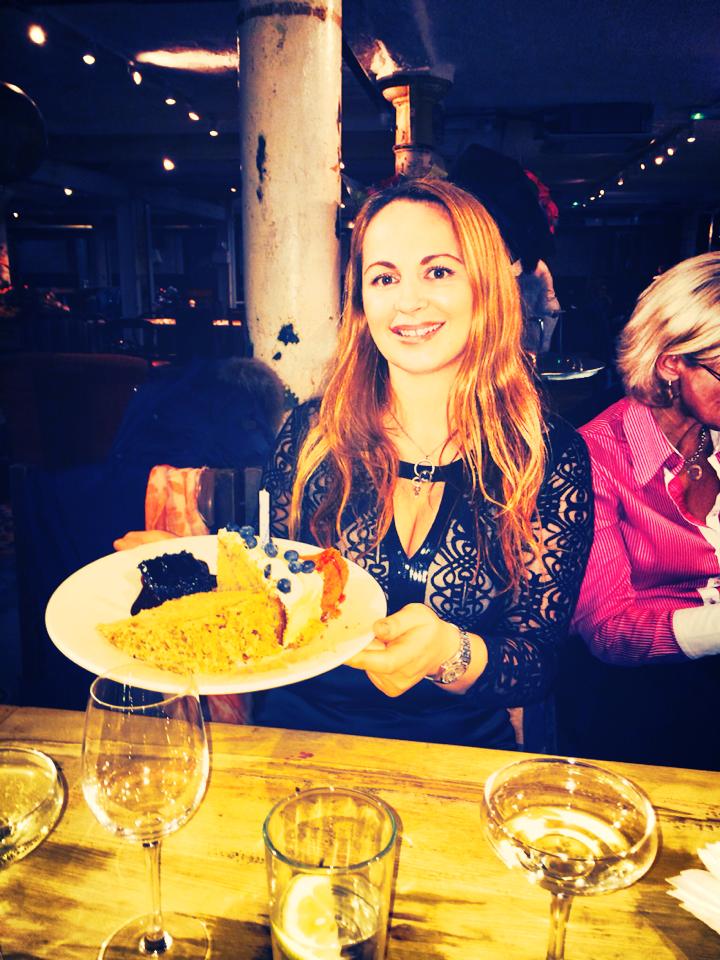 Delia si-a serbat ziua cu preparate alese si sampanie fina sursa: arhiva personala