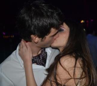 Cei doi indragostiti nu se mai sfiesc sa-si arate dragostea in public