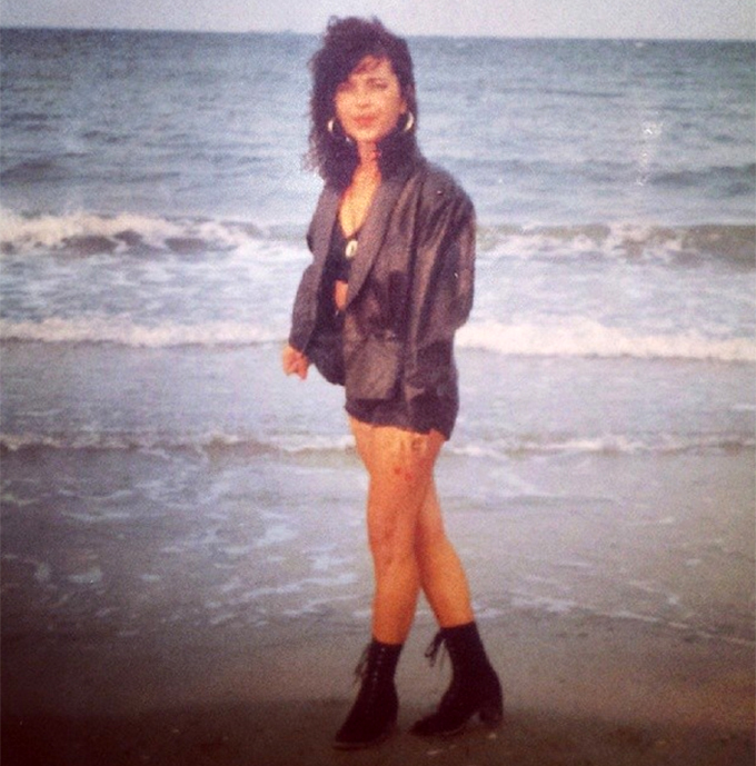 Mama Giuliei Anghelescu, pozand sexy la plaja