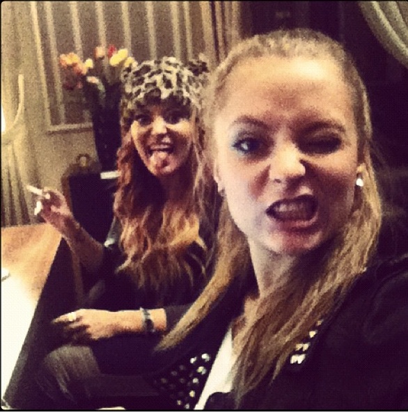 Cele doua surori sunt foarte apropiate