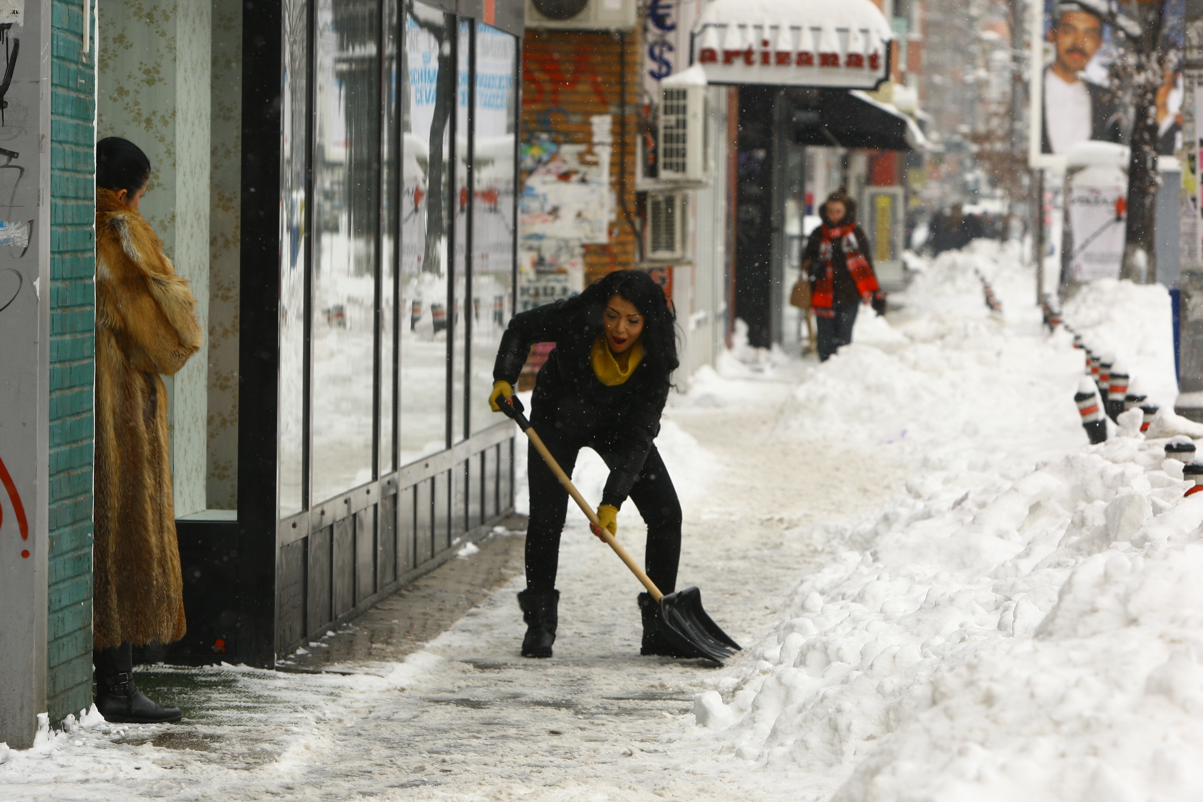 Desi afara era destul de frig, Andreea nu s-a lasat pana nu a curatat tot