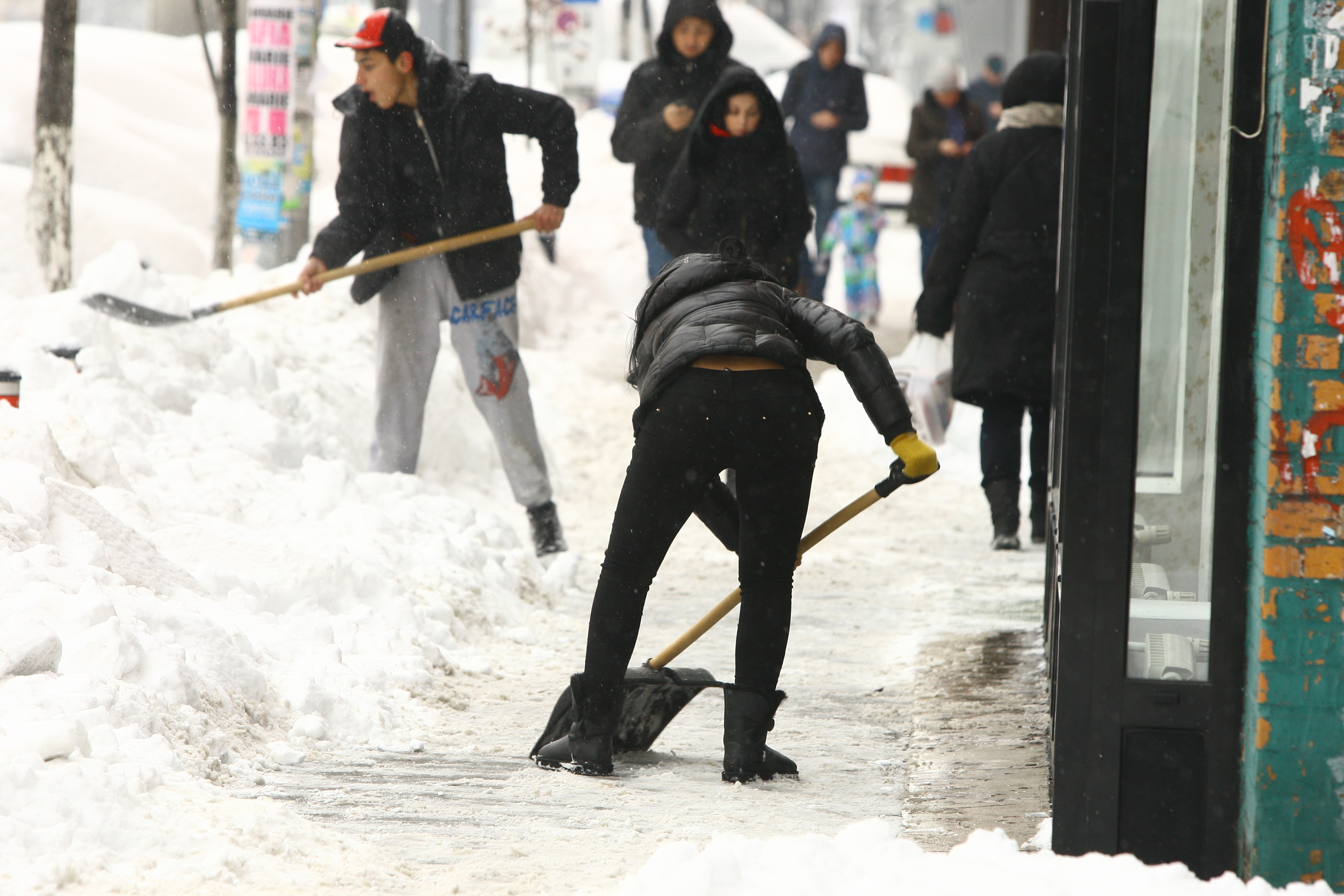 La un moment dat, pantalonii brunetei lasa loc de fantezii pentru trecatori