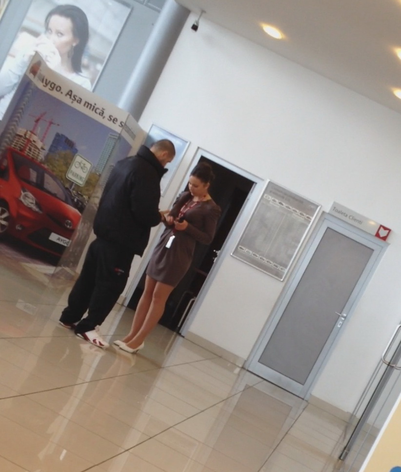 Cantaretul este foarte interesat de informatiile primite de la hostessa, motiv pentru care ii cere un numar de telefon