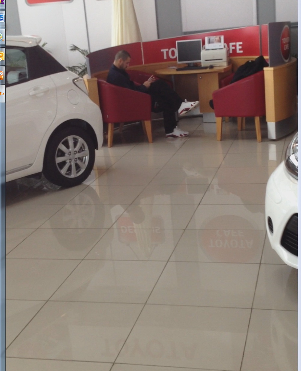 Plictisit, clientul Pavel Stratan isi face de lucru cu telefonul mobil