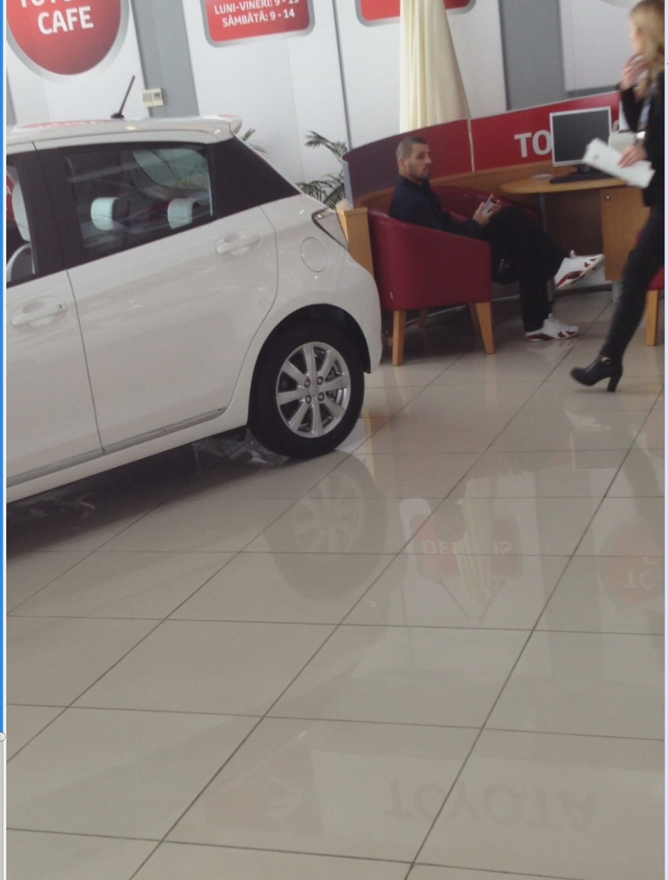 Stratan detecteaza prezenta in zona a unei blonde...