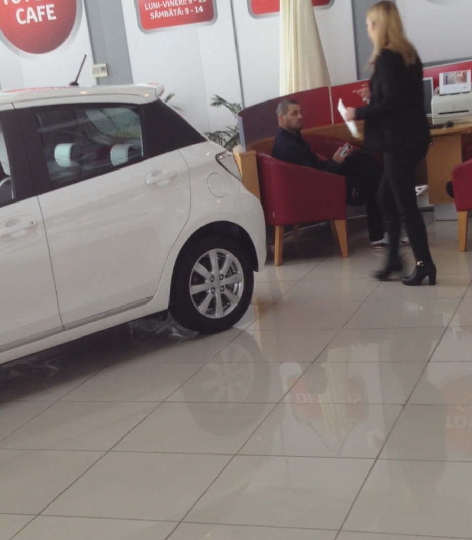 ...si nu se poate abtine sa nu se uite dupa ea