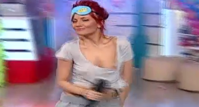 Sylvia a tras de maiou pana a ramas cu un sfarc pe afara