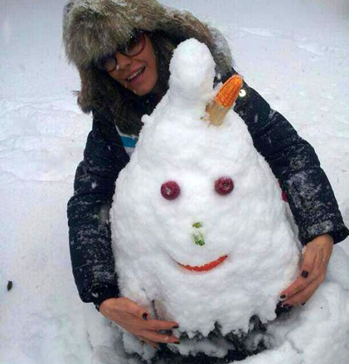 Anna si-a enervat crunt fanii, lipindu-si burta de un om de zapada