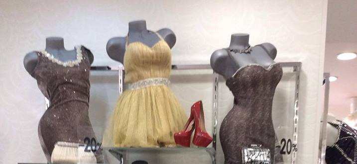Cele doua vanzatoare sustin ca acestea trei rochii poarta semnatura Biancai Dragusanu