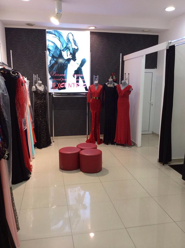 Intr-un magazin de la etajul al doilea al unui mall din centrul Capitalei, rochiile BBY sunt prezentate ca tinute semnate Bianca Dragusanu, iar in interior troneaza mare o poza de-a vedetei