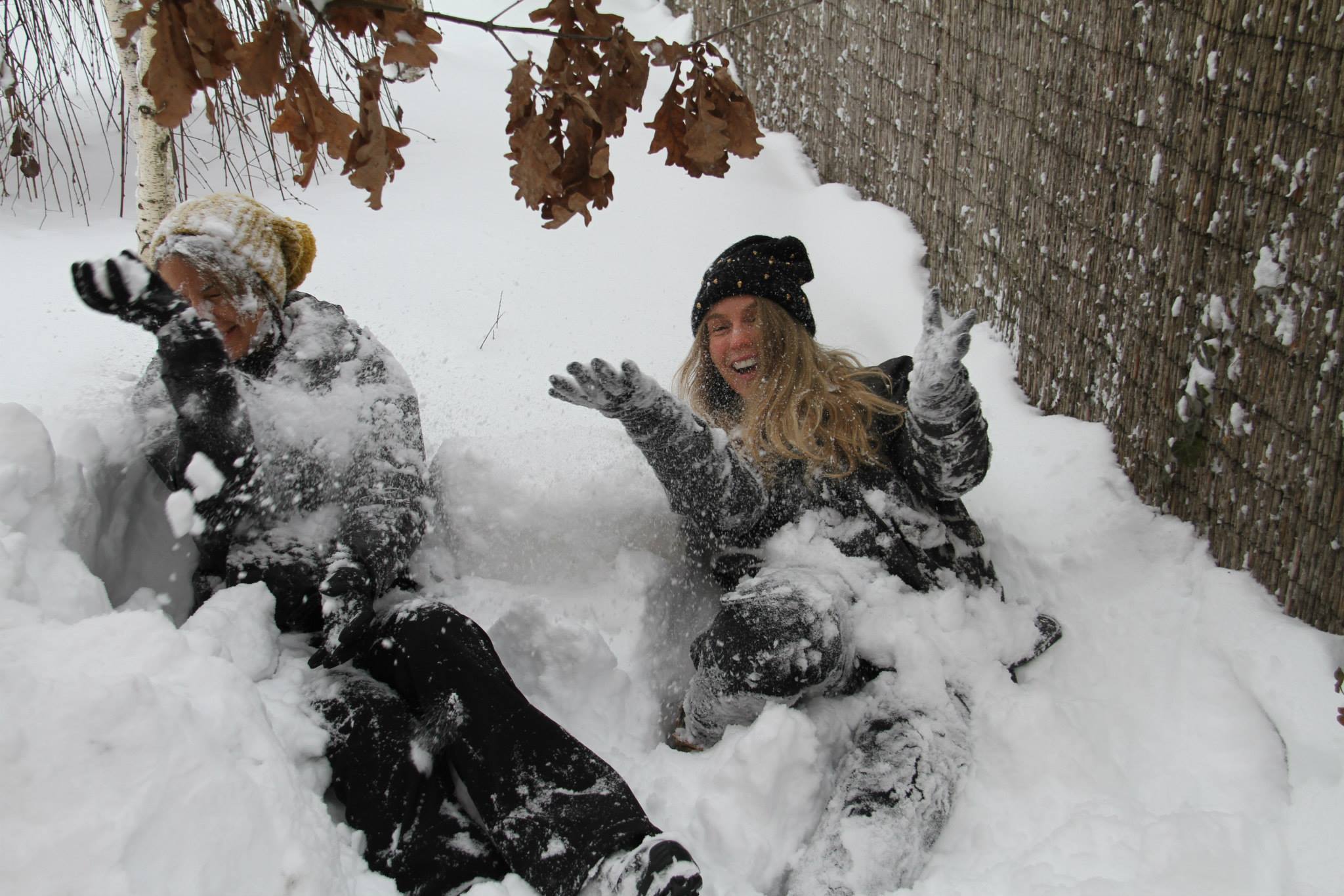 Corina s-a distrat de minune in zapada