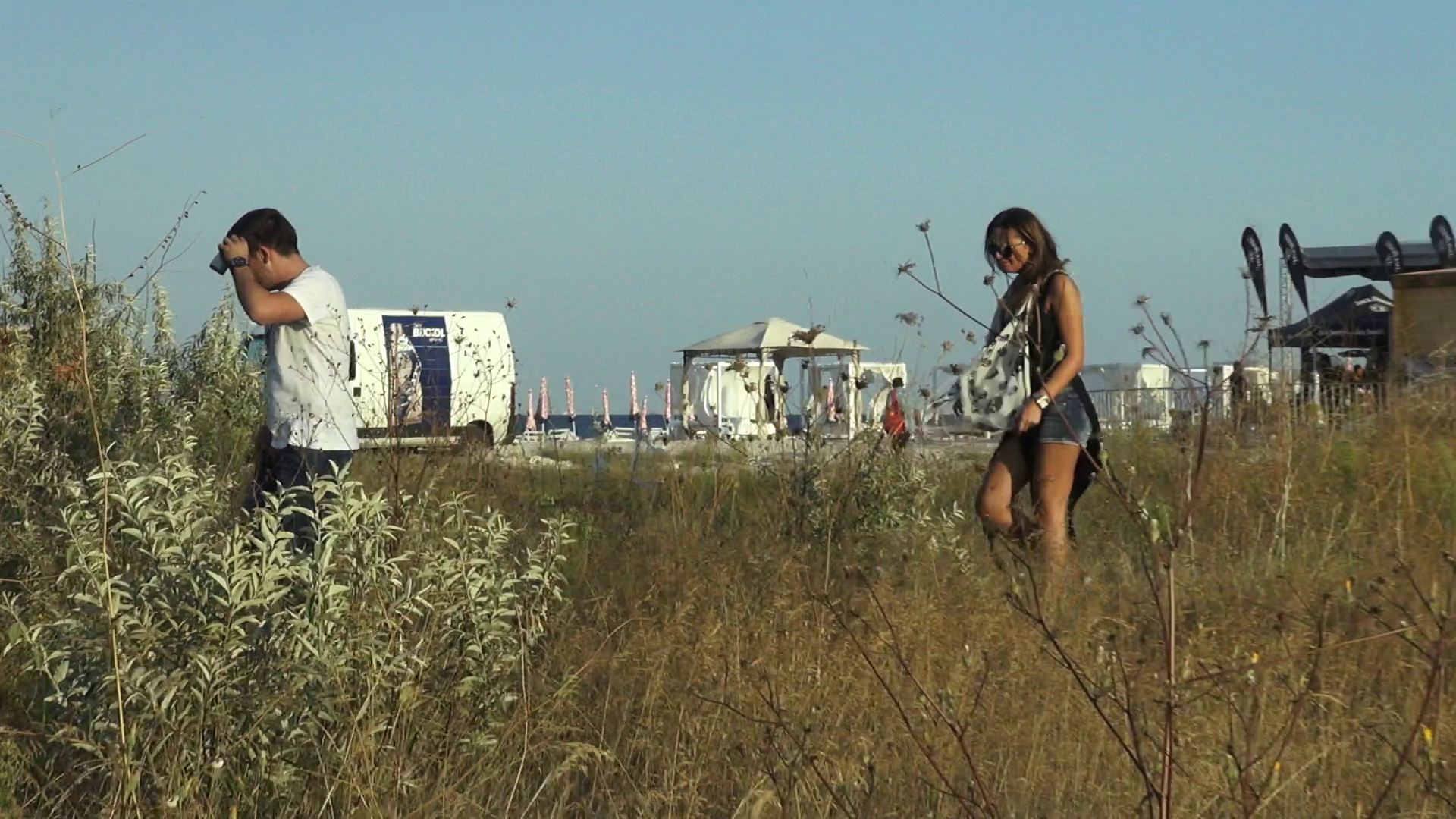 La un moment dat, satui de cearta, cei doi pleaca impreuna sa caute telefonul mobil