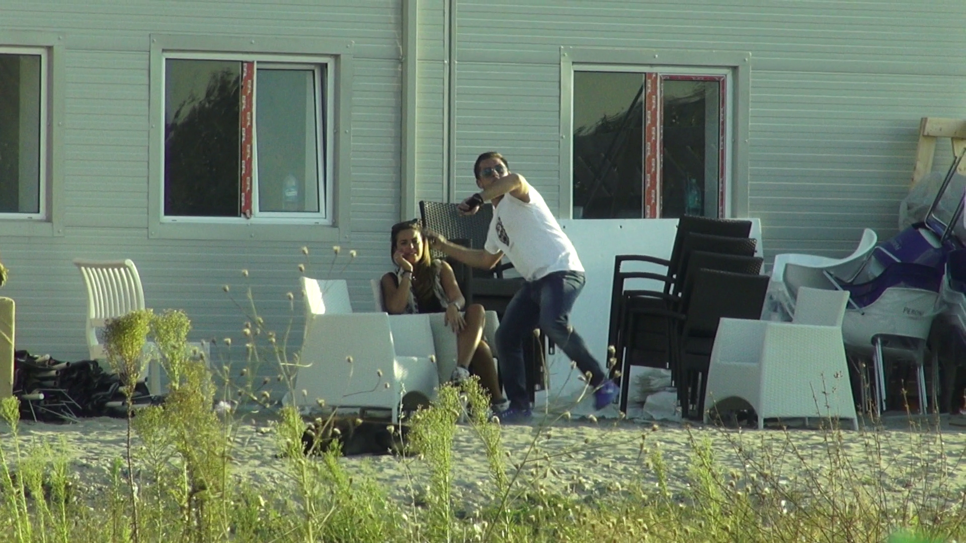 Nervos ca a gasit in telefon apeluri straine, Mario il arunc ain iarba