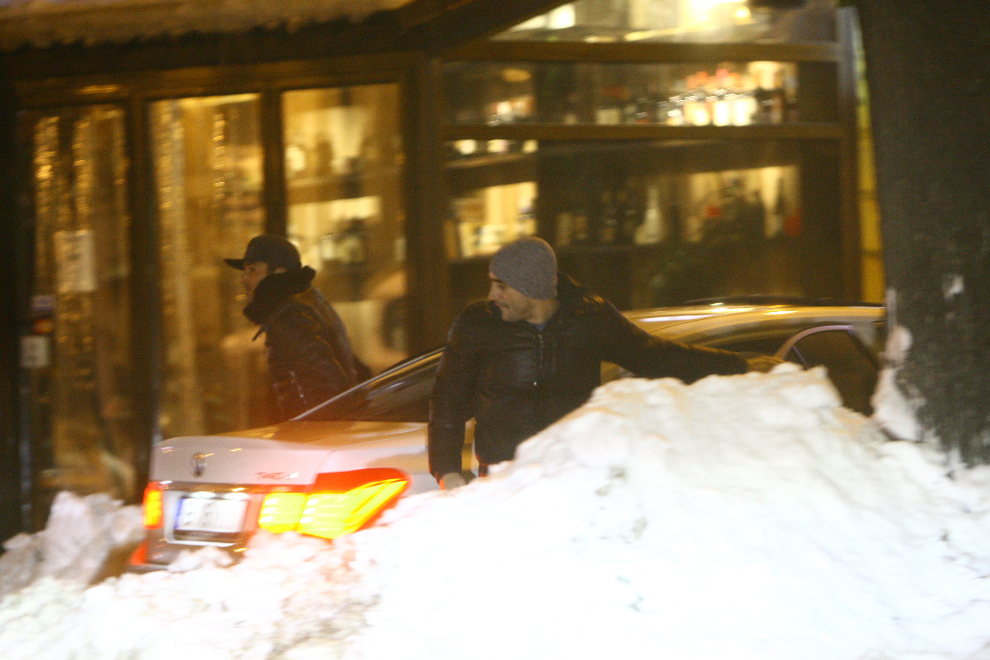 Cei doi prieteni se opresc la un restaurant din Capitala