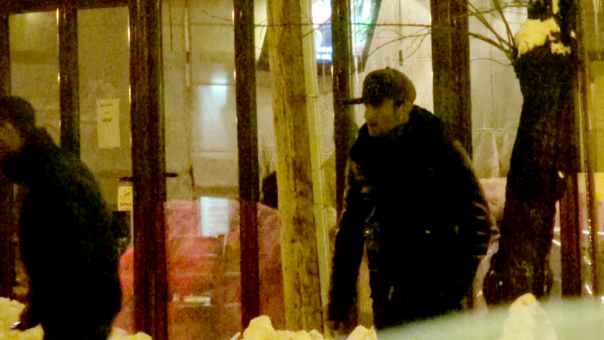 Mutu paraseste restaurantul unde se distrase alaturi de prietenii lui