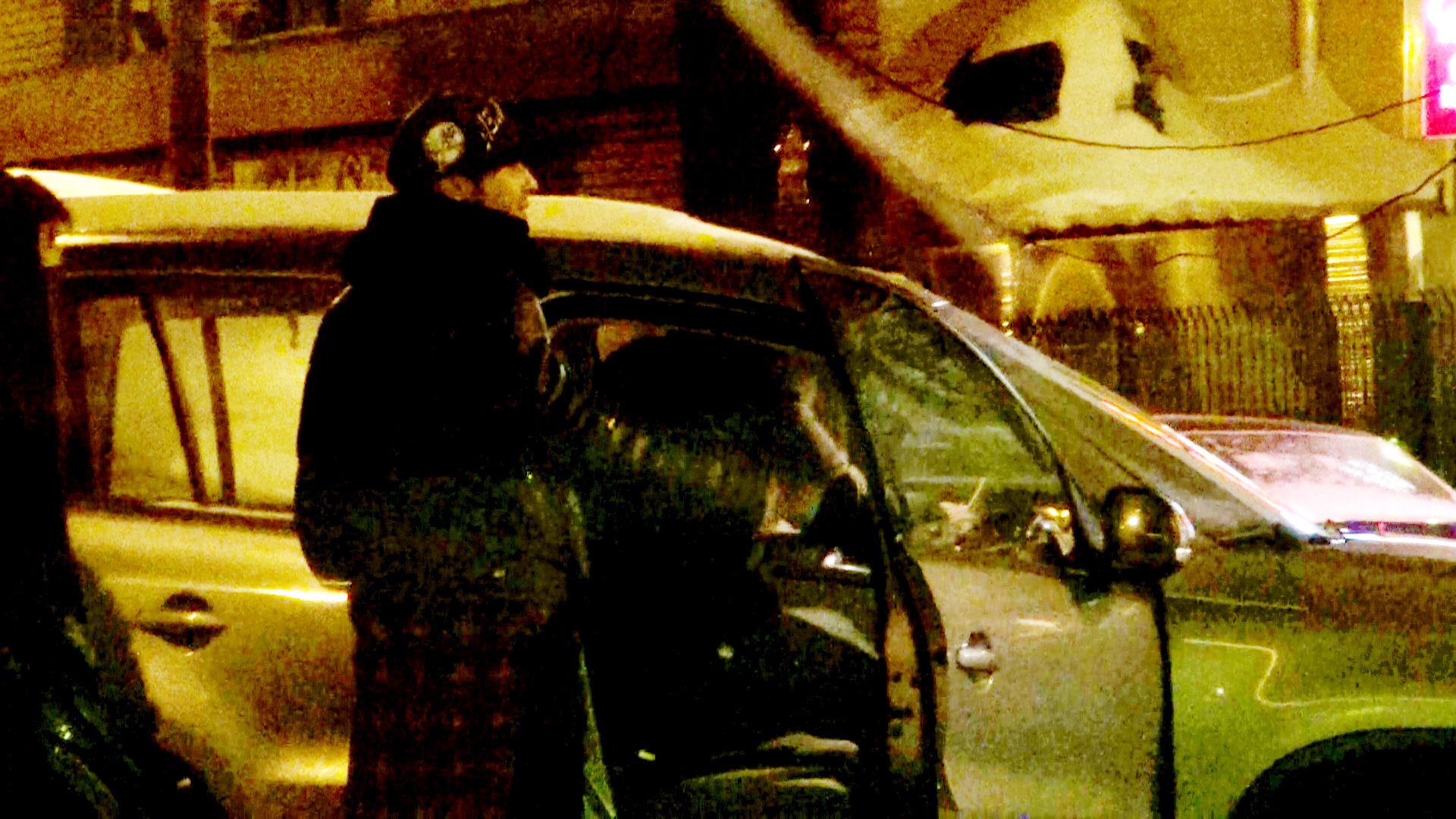 Adi pleaca cu masina unui prieten