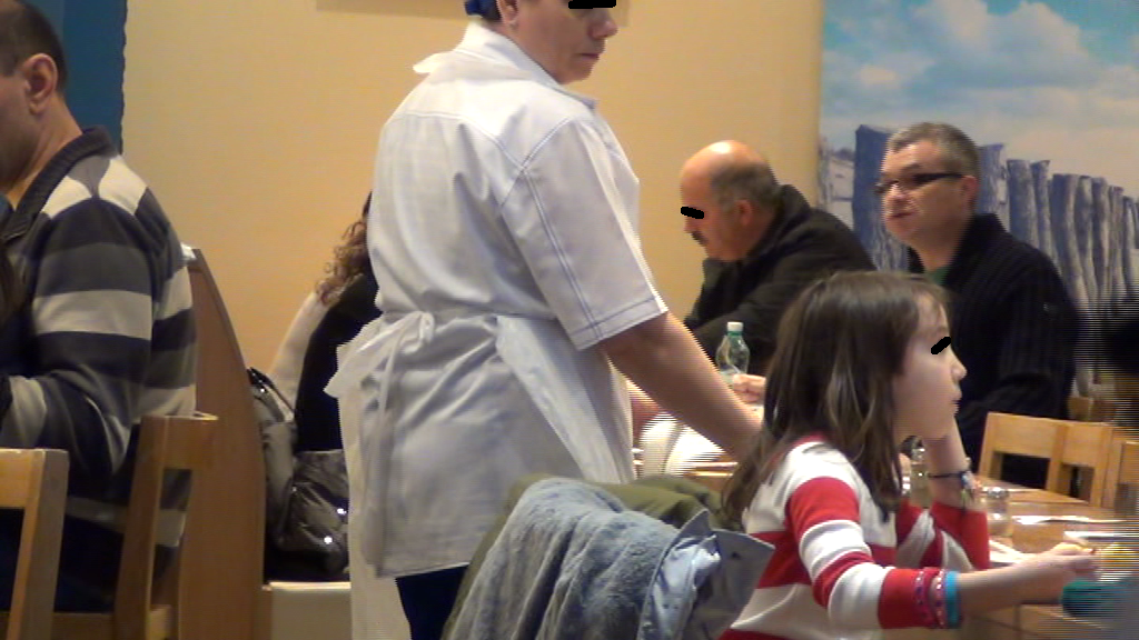 Andreea Fried si iubitul ei au fost surprinsi in timp ce luau masa impreuna, intr-un mall din Bucuresti