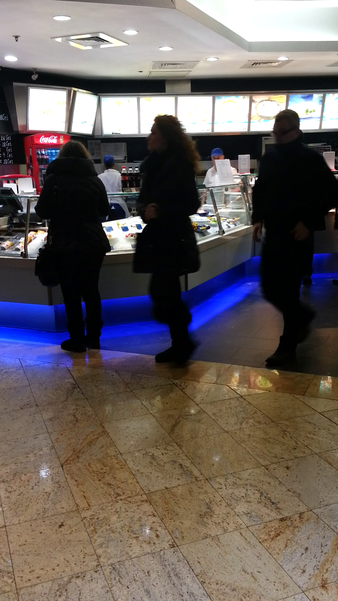 La iesirea din restaurant, cei doi pareau foarte distanti, iar dupa cateva minute au avut si un schimb mai dur de replici