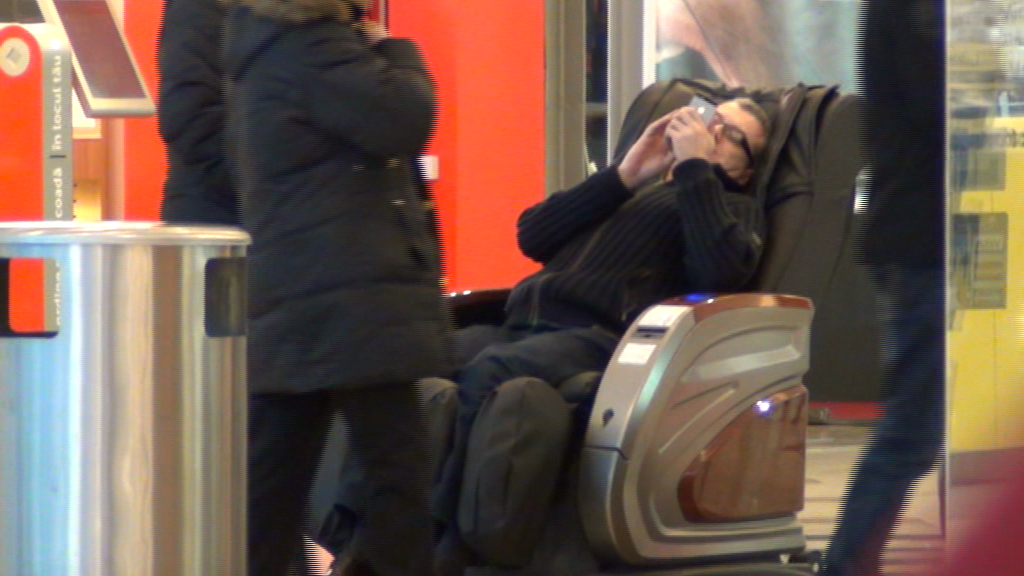 In timp ce prezentatoarea TV a batut magazinele cu haine pentru copii, iubitul ei s-a relaxat pe scaunul de masaj din mall