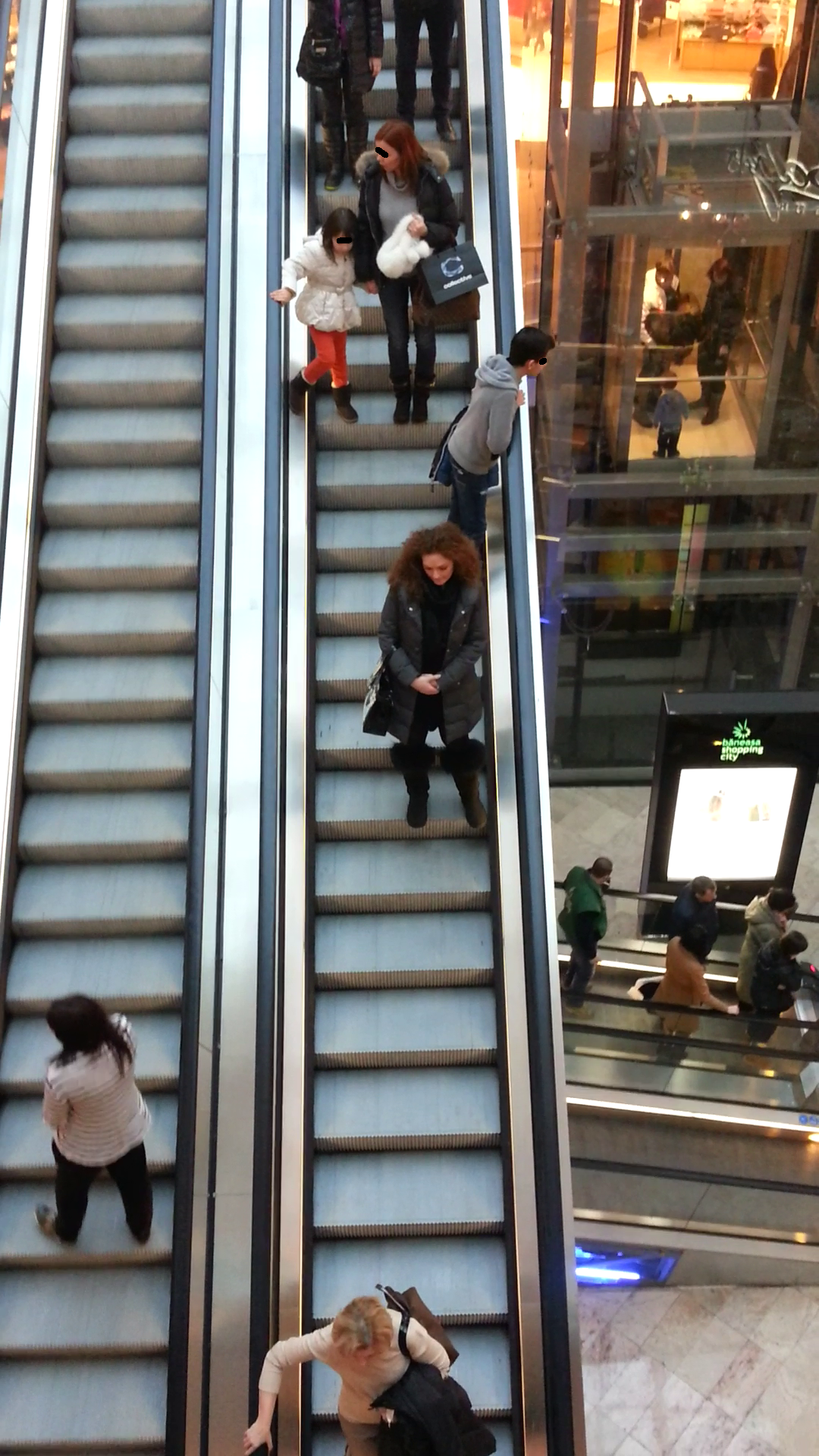 Andreea s-a plimbat foarte abatuta pe scara rulanta