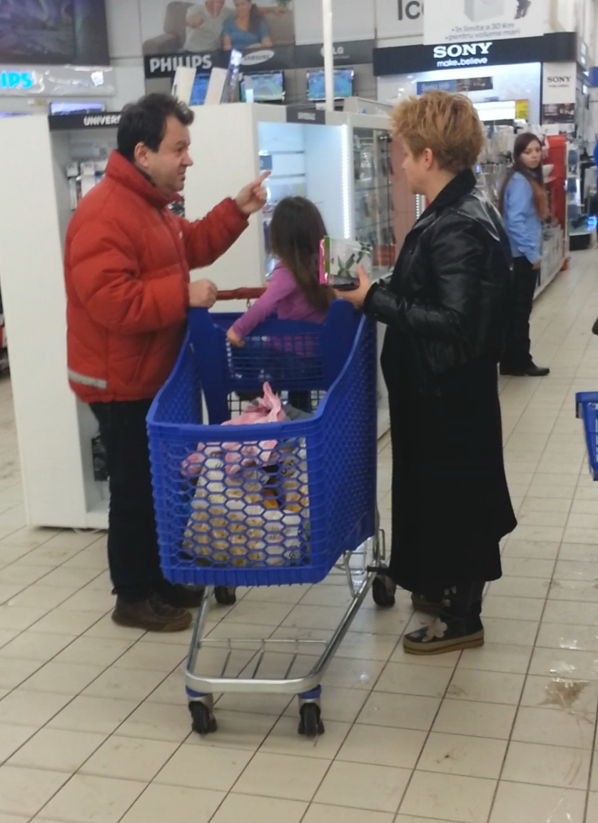 Sotii Mostenescu merg impreuna la cumparaturi