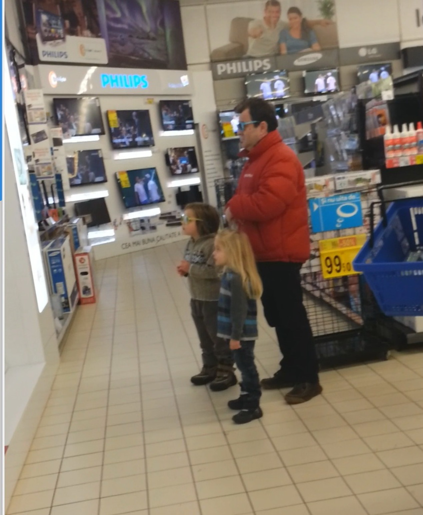 Dotati cu ochelari 3 D, Dragos Mostenescu si fiul sau 