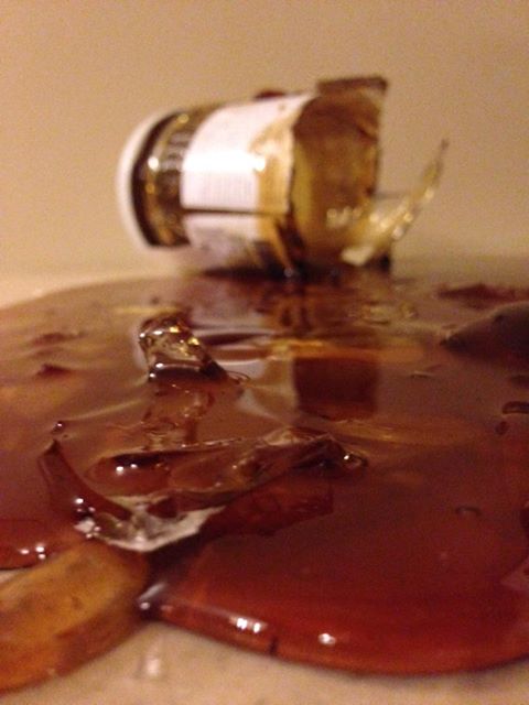 Gina Pistol a spart un borcan cu miere, dupa care l-a pozat si l-a pus pe Facebook