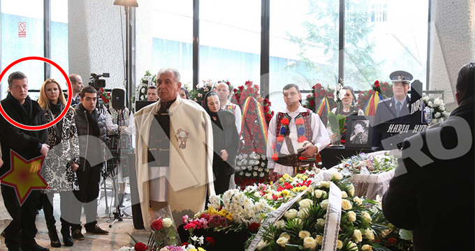 Petre si sotia sa Oana au fost alaturi de Marioara Murarescu cat timp sicriul cu trupul neinsufletit al artistei a fost depus la TVR