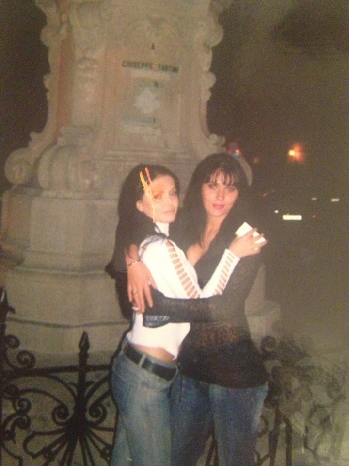Dovada ca se cunosc de multa vreme, aceasta fotografie cu Mantea (dreapta) si Raluca (stanga) a fosta facut acum zece ani