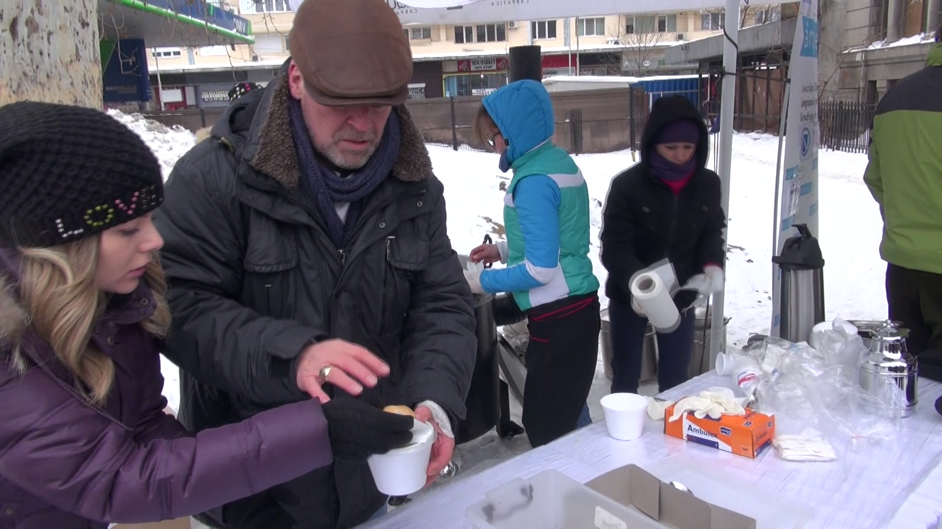 Bianca Ionita il ajuta pe chef-ul Hausman