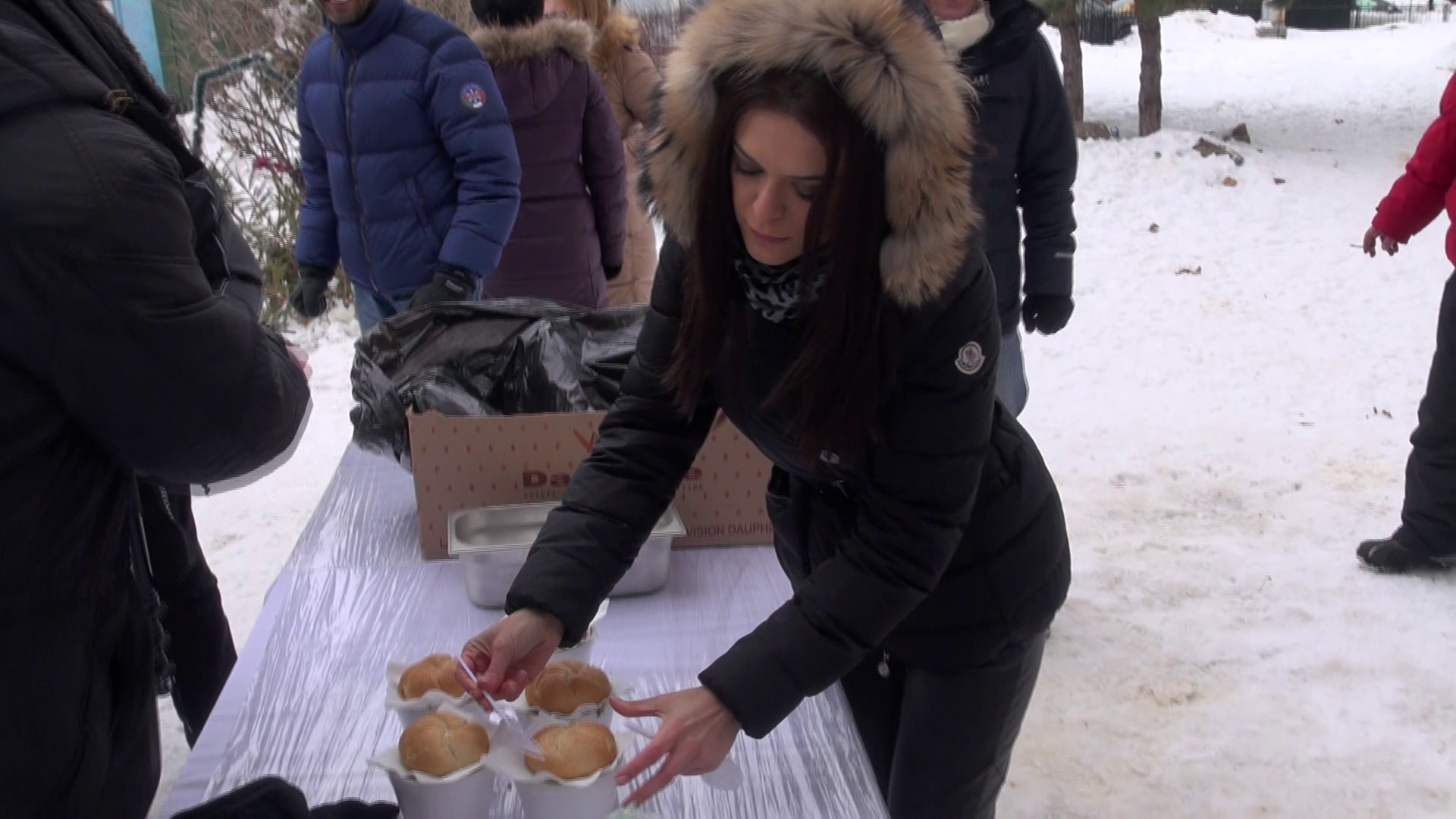 Raluca Lazarut s-a implicat activ in ajutarea oamenilor fara adapost