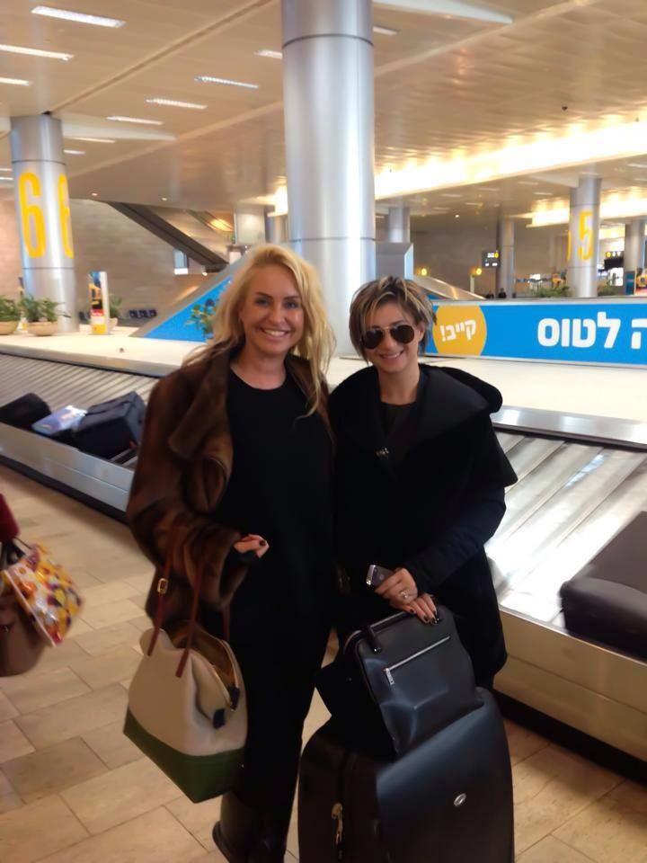 Vica si Anamaria s-au oprit in aeroport pentru a face poze