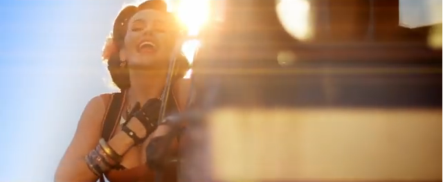 Chiar daca era insarcinata, cantareata nu s-a sfiit sa se urce pe tren