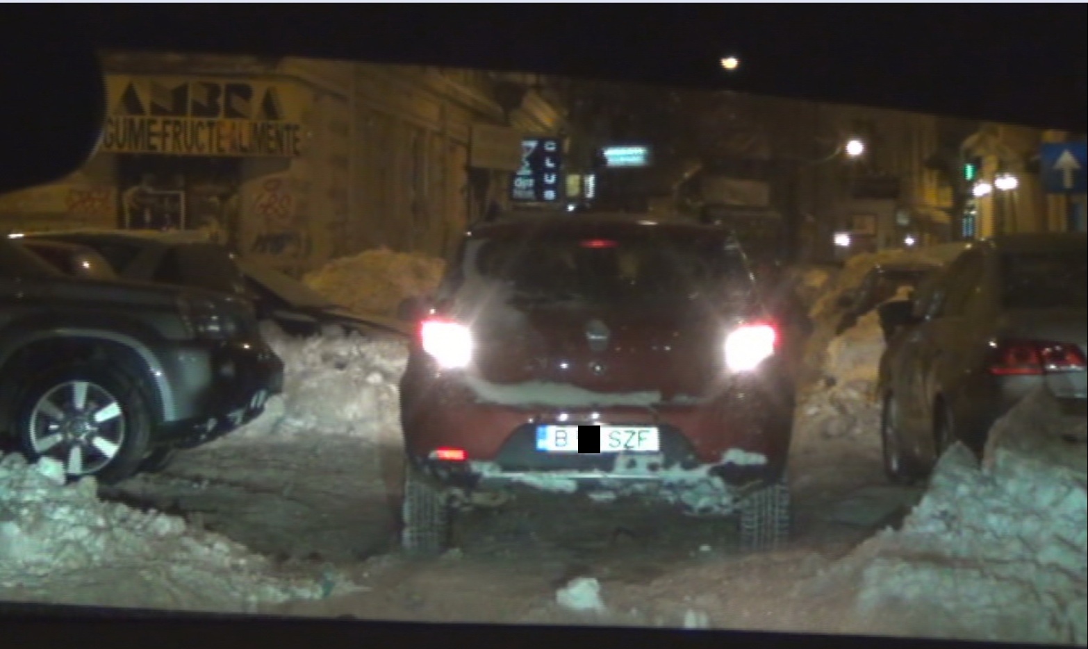 Mihai face o multime de manevre pana reuseste sa parcheze masina