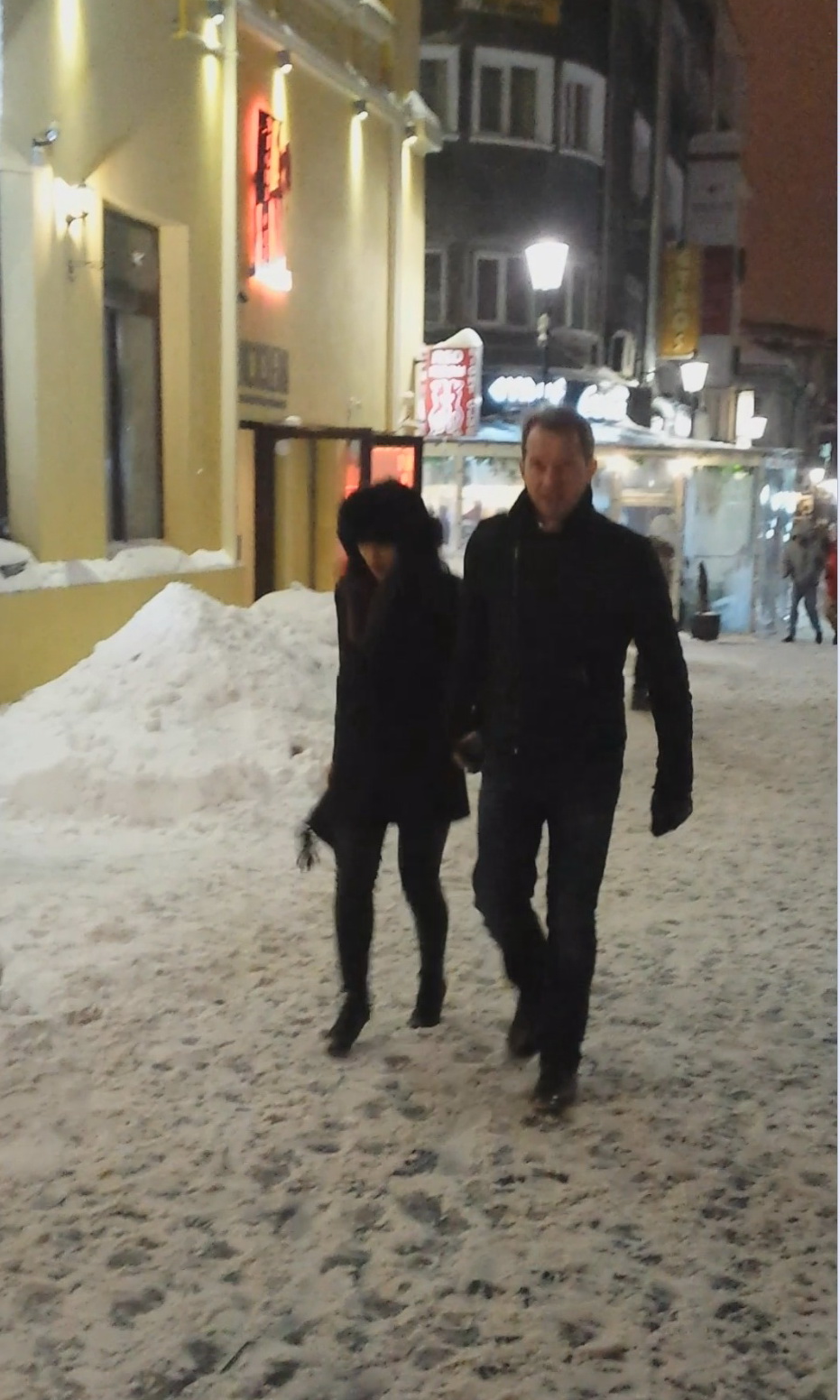 Deputatul-cantaret si-a tinut iubita de mana pe toata durata scurtei plimbari prin Centrul Vechi