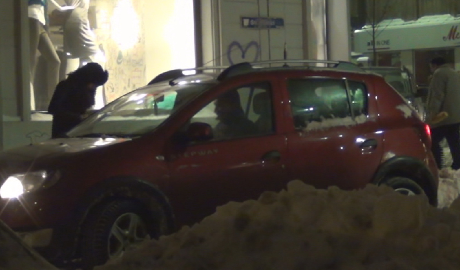 Iubita lui a venit in urma lui si si-a deschis singura portiera